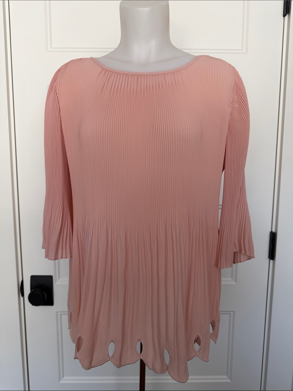 Ivanka Trump Scalloped Hem 3/4 Sleeve Wide Neck Pleated Top in Sz Small
